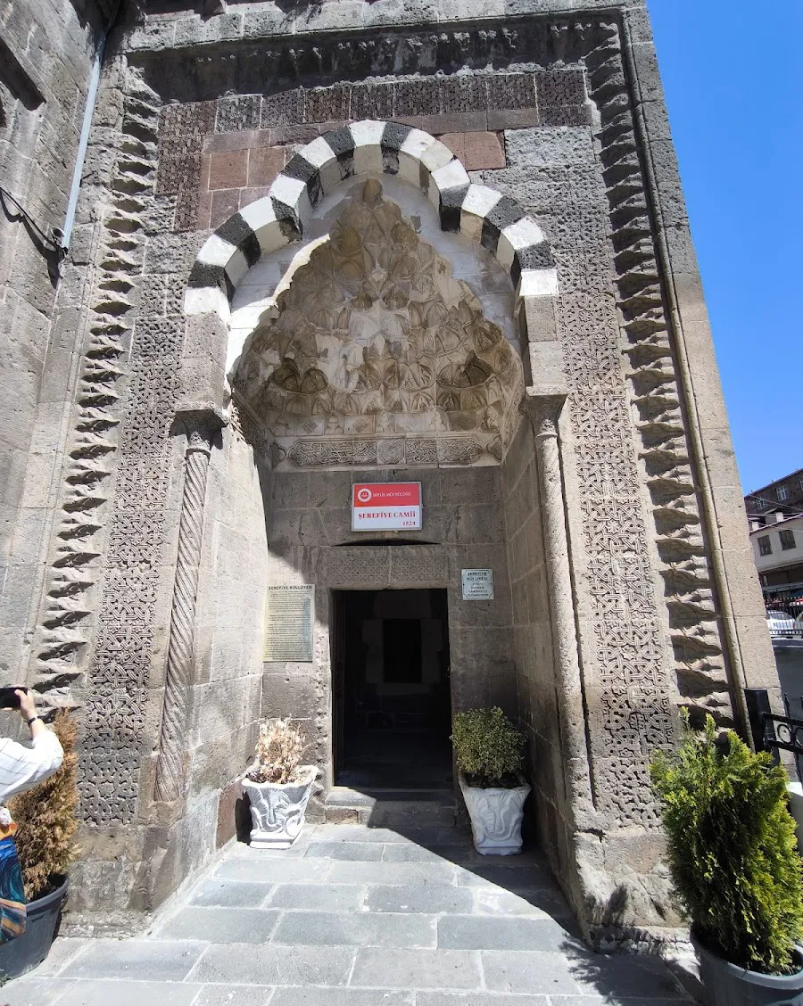 Tarihi Şerefiye Camii Şerif